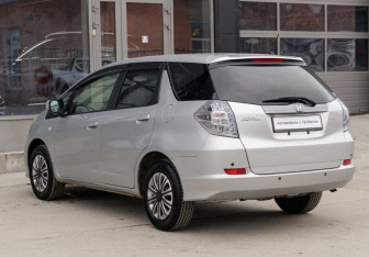 Подержанный автомобиль Honda Fit Shuttle 2014 года (7 фото)