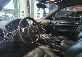Подержанный автомобиль Porsche Cayenne 2012 года (7 фото)