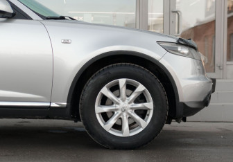 Подержанный автомобиль Infiniti FX 2006 года (9 фото)