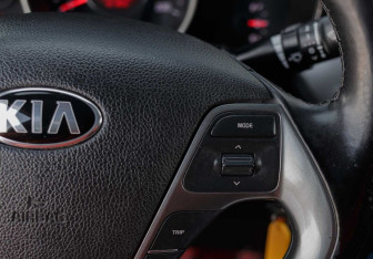 Подержанный автомобиль Kia Rio Sedan 2017 года (12 фото)