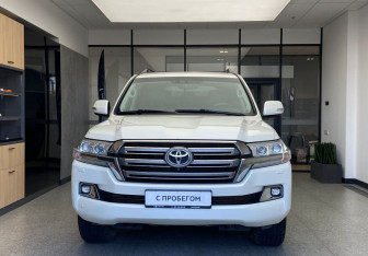 Подержанный автомобиль Toyota Land Cruiser Suv 2017 года (3 фото)