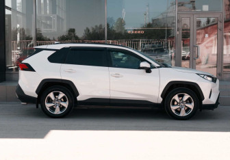 Подержанный автомобиль Toyota RAV4 2020 года (4 фото)