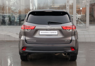 Подержанный автомобиль Toyota Highlander 2018 года (6 фото)