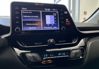 Подержанный автомобиль Toyota C-HR 2021 года (12 фото)