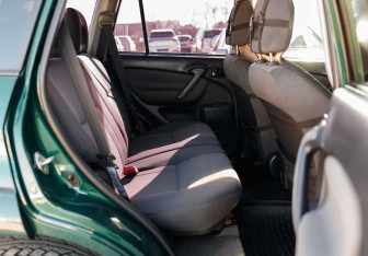 Подержанный автомобиль Toyota RAV4 2004 года (17 фото)