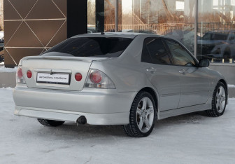 Подержанный автомобиль Toyota Altezza Sedan 2002 года (5 фото)