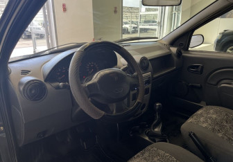 Подержанный автомобиль Renault Logan Sedan 2006 года (7 фото)