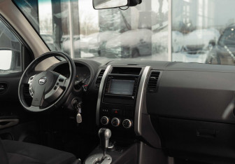 Подержанный автомобиль Nissan X-Trail 2011 года (10 фото)