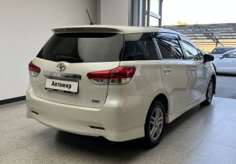 Подержанный автомобиль Toyota Wish Minivan 2010 года (6 фото)