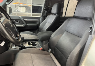 Подержанный автомобиль Mitsubishi Pajero 2020 года (8 фото)