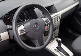 Подержанный автомобиль Opel Astra Sedan 2007 года (11 фото)