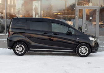 Подержанный автомобиль Honda Freed 2011 года (4 фото)