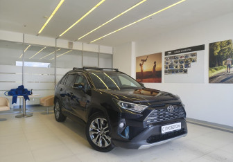 Подержанный автомобиль Toyota RAV4 2021 года (3 фото)