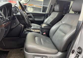 Подержанный автомобиль Toyota Land Cruiser Suv 2008 года (8 фото)