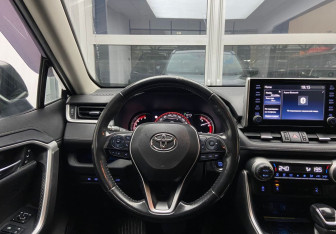 Подержанный автомобиль Toyota RAV4 2020 года (12 фото)