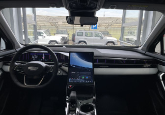 Подержанный автомобиль Geely Atlas 2024 года (10 фото)