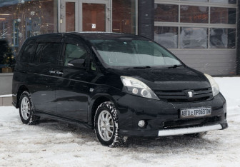 Подержанный автомобиль Toyota ISis 2013 года (3 фото)