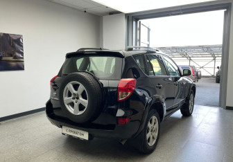 Подержанный автомобиль Toyota RAV4 2008 года (5 фото)