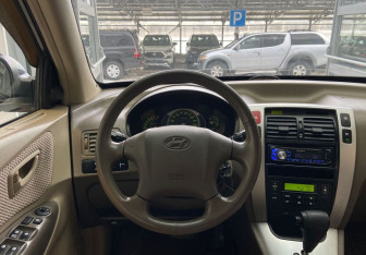 Подержанный автомобиль Hyundai Tucson 2006 года (10 фото)