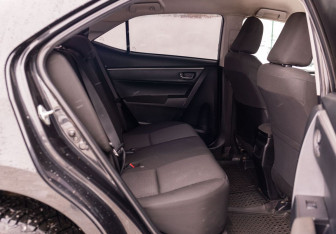 Подержанный автомобиль Toyota Corolla Sedan 2013 года (18 фото)