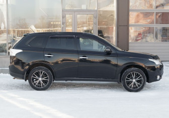 Подержанный автомобиль Mitsubishi Outlander 2013 года (4 фото)