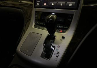 Подержанный автомобиль Toyota Vellfire 2012 года (8 фото)