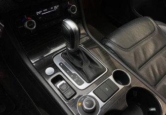 Подержанный автомобиль Volkswagen Touareg 2016 года (11 фото)