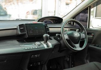 Подержанный автомобиль Honda Freed 2011 года (10 фото)