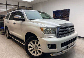 Подержанный автомобиль Toyota Sequoia 2011 года (3 фото)