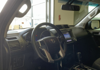 Подержанный автомобиль Toyota Land Cruiser Prado 2016 года (9 фото)