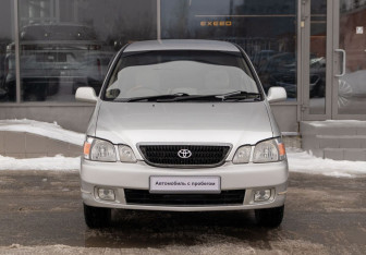 Подержанный автомобиль Toyota Gaia 2001 года (2 фото)