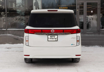 Подержанный автомобиль Nissan Elgrand 2011 года (6 фото)