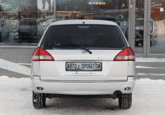 Подержанный автомобиль Nissan Wingroad 2000 года (6 фото)