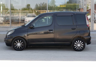 Подержанный автомобиль Toyota FunCargo 1999 года (8 фото)