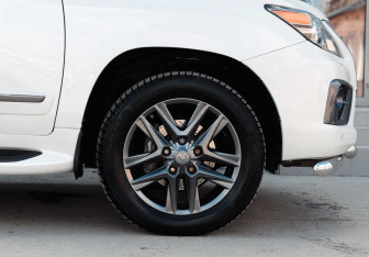 Подержанный автомобиль Lexus LX 2013 года (9 фото)