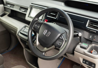 Подержанный автомобиль Honda Stepwgn 2016 года (11 фото)