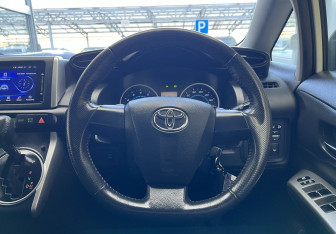 Подержанный автомобиль Toyota Wish Minivan 2010 года (9 фото)
