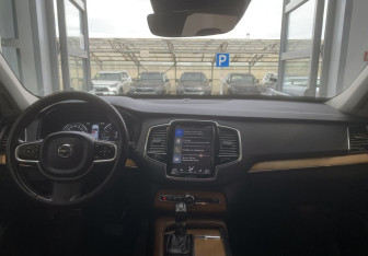 Подержанный автомобиль Volvo XC90 2017 года (10 фото)