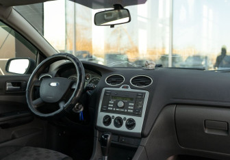 Подержанный автомобиль Ford Focus Hatchback 2006 года (10 фото)