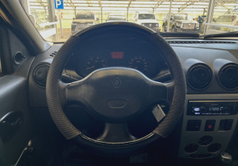 Подержанный автомобиль Renault Logan Sedan 2006 года (9 фото)