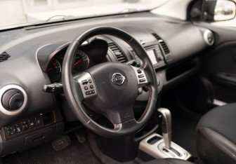 Подержанный автомобиль Nissan Note 2011 года (11 фото)