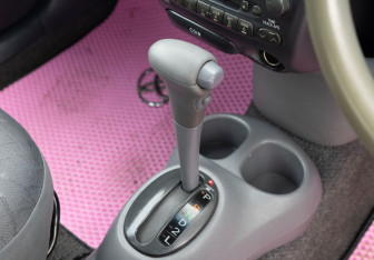 Подержанный автомобиль Toyota Vitz 1999 года (14 фото)