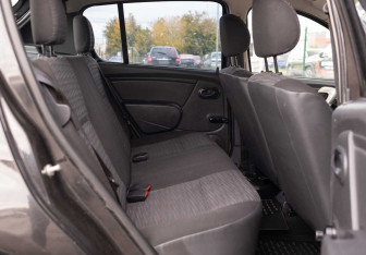 Подержанный автомобиль Renault Sandero 2011 года (15 фото)