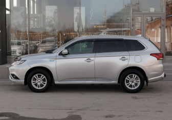 Подержанный автомобиль Mitsubishi Outlander 2017 года (8 фото)