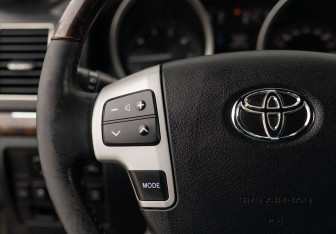 Подержанный автомобиль Toyota Land Cruiser Suv 2012 года (12 фото)