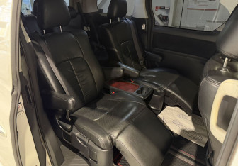 Подержанный автомобиль Toyota Vellfire 2008 года (11 фото)
