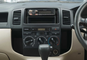 Подержанный автомобиль Toyota Corolla Spacio 2002 года (13 фото)