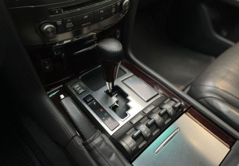 Подержанный автомобиль Lexus LX 2008 года (18 фото)