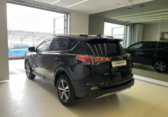 Подержанный автомобиль Toyota RAV4 2017 года (6 фото)