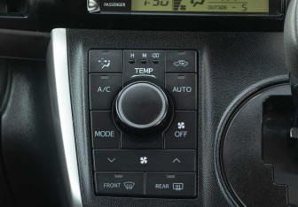 Подержанный автомобиль Toyota Wish Minivan 2013 года (14 фото)